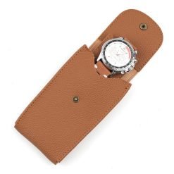 étui-marron-avec-une-montre